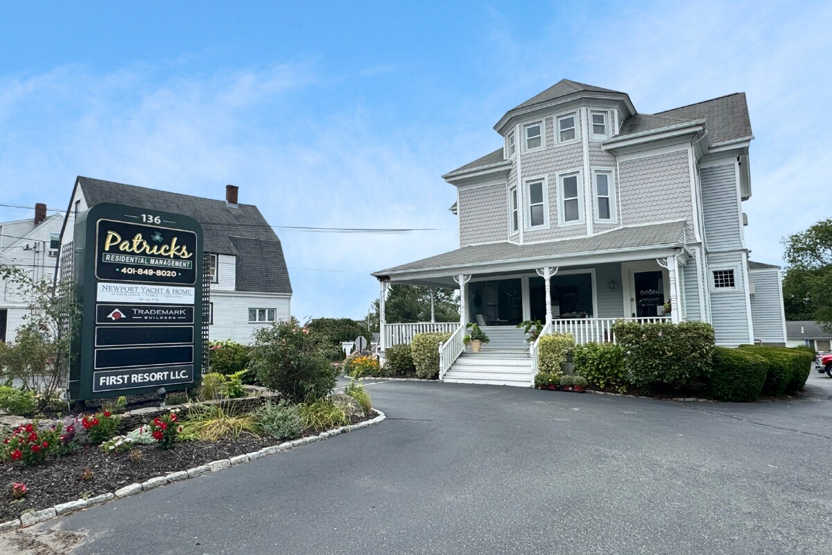 136 W Main Rd, Middletown, RI for lease Building Photo- Image 1 of 2