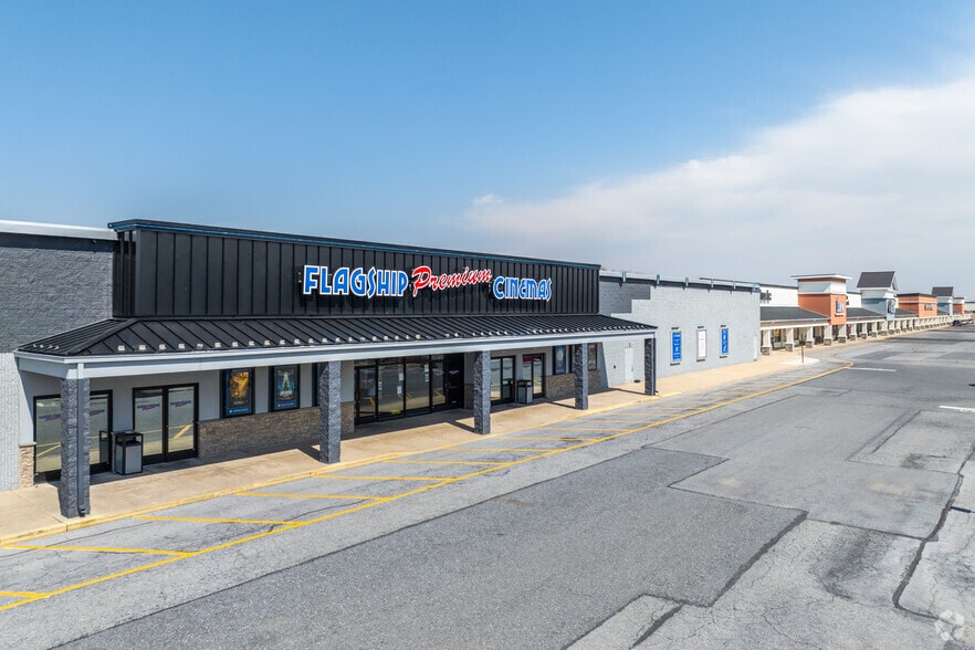 2-22 N Londonderry Sq, Palmyra, PA for lease - Building Photo - Image 1 of 8