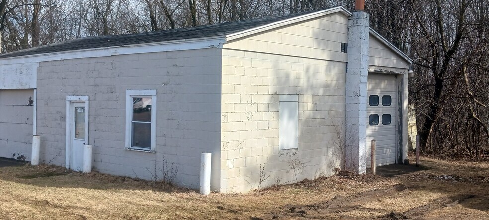 Two Commercial Bldgs on 154,649 portfolio of 2 properties for sale on LoopNet.com - Building Photo - Image 3 of 8
