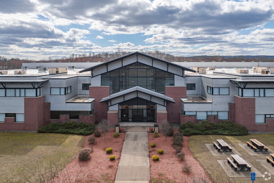 181 W Johnson Ave, Cheshire, CT for sale - Primary Photo - Image 1 of 1