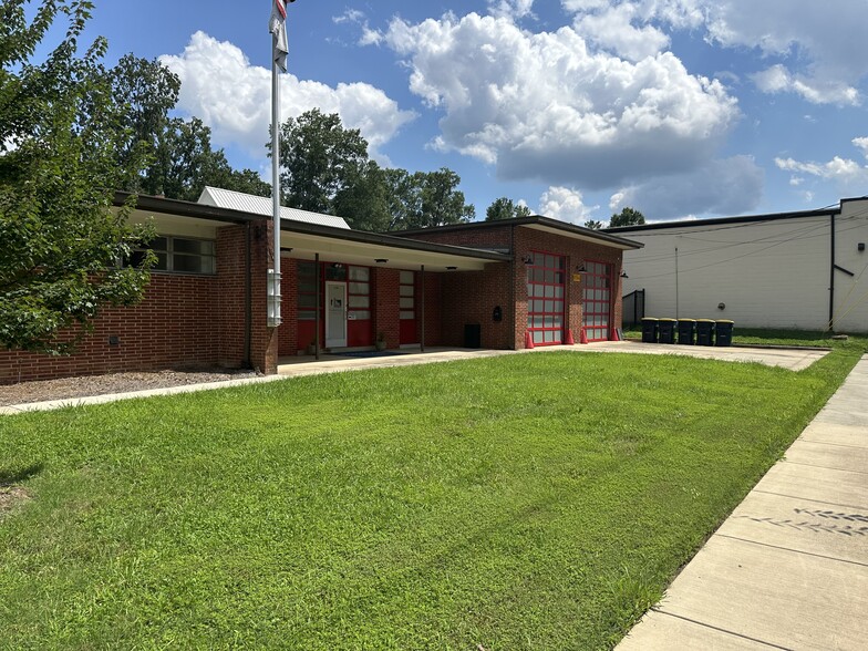 2136 Remount Rd, Charlotte, NC for lease - Building Photo - Image 1 of 31