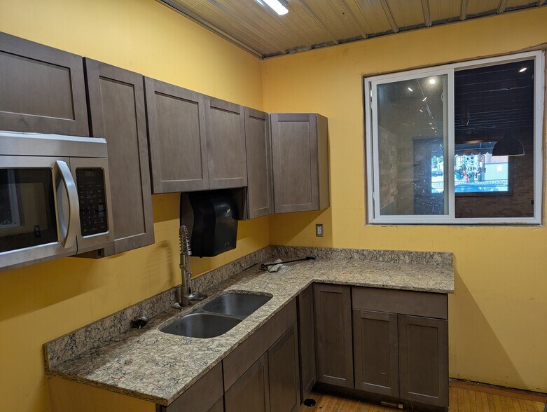 122 N Main St, Washington, IL for lease - Building Photo - Image 3 of 11