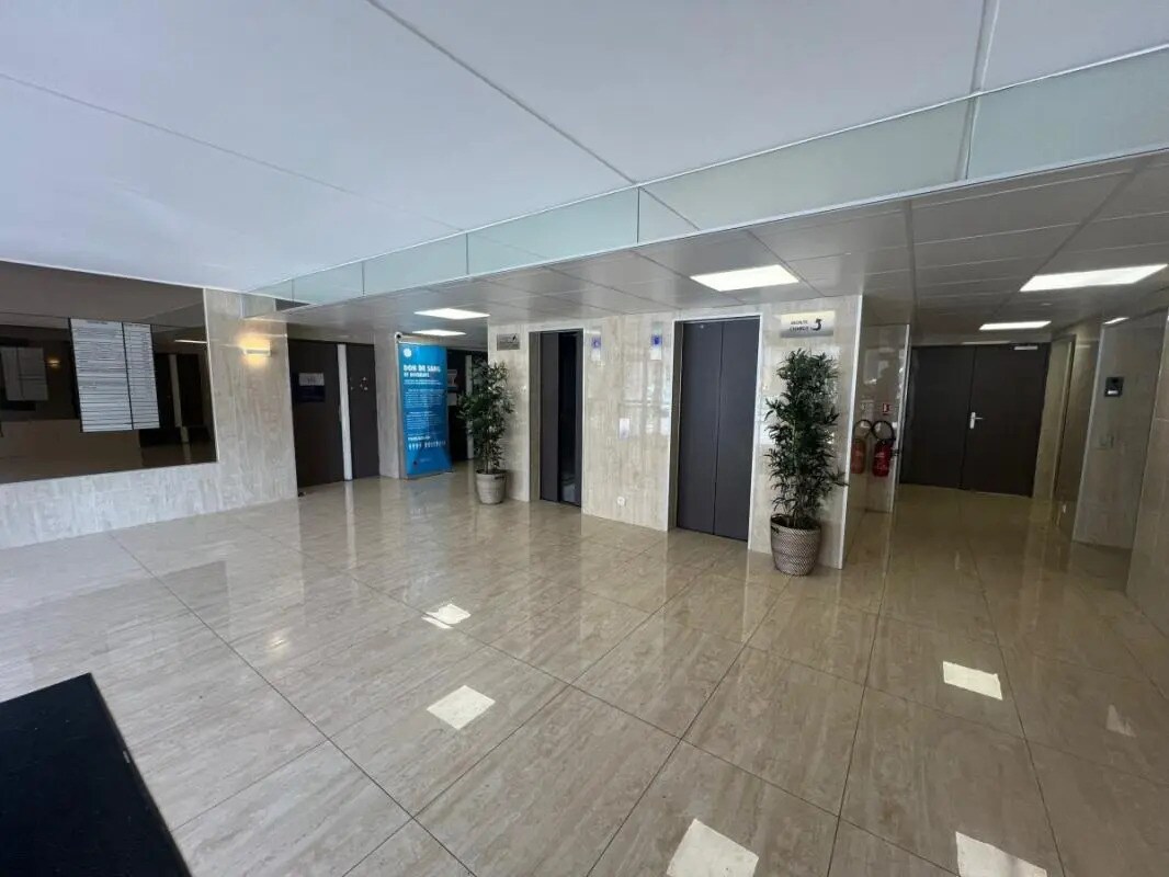 Office in Créteil for sale Building Photo- Image 1 of 5