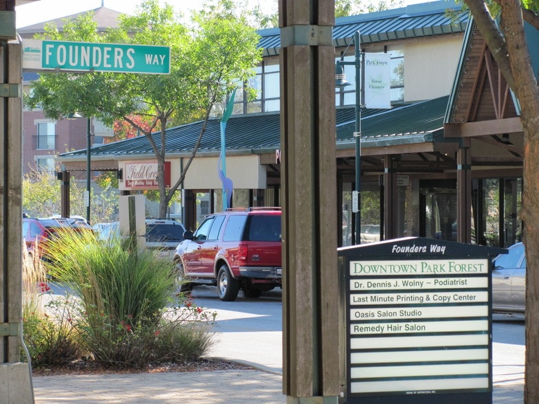 201-299 Main St, Park Forest, IL for lease - Building Photo - Image 3 of 4