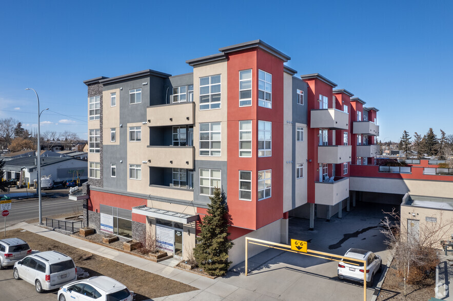 2308 Centre St NE, Calgary, AB for lease - Building Photo - Image 3 of 16