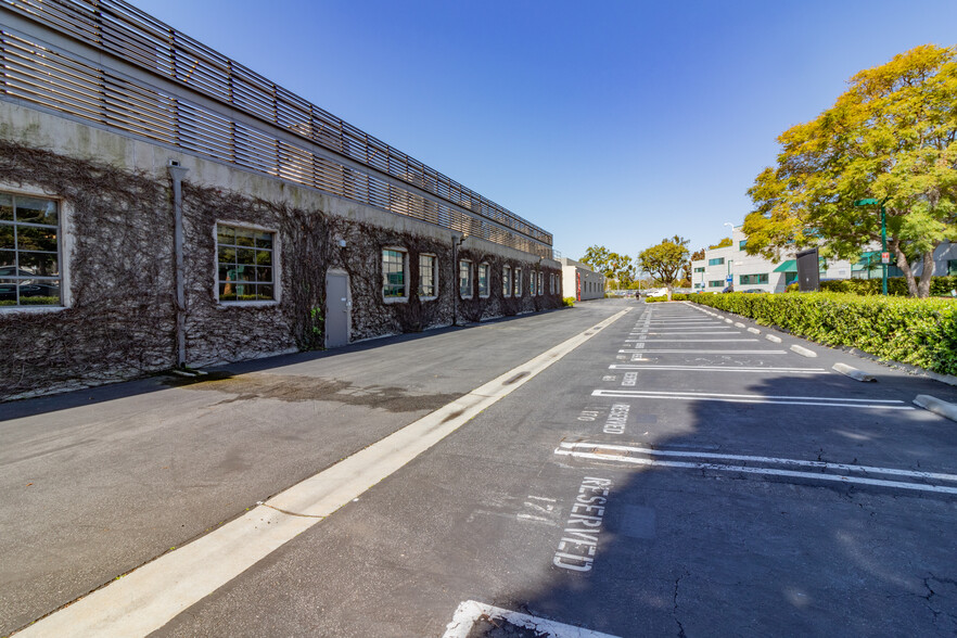 10567 Jefferson Blvd, Culver City, CA for lease - Building Photo - Image 3 of 17