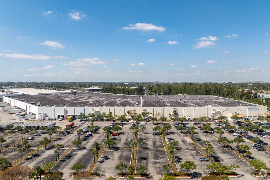 6301 E 10th Ave, Hialeah, FL for lease - Building Photo - Image 2 of 7