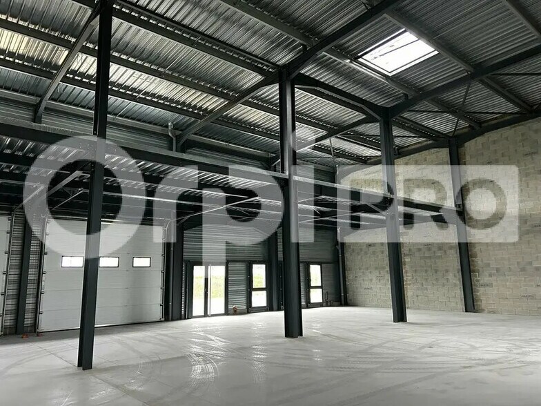 Flex in Bourgoin-Jallieu for lease - Interior Photo - Image 3 of 5