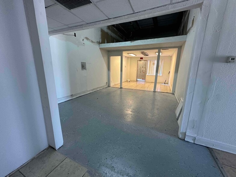1562 SE Village Green Dr, Port Saint Lucie, FL for lease - Building Photo - Image 3 of 7