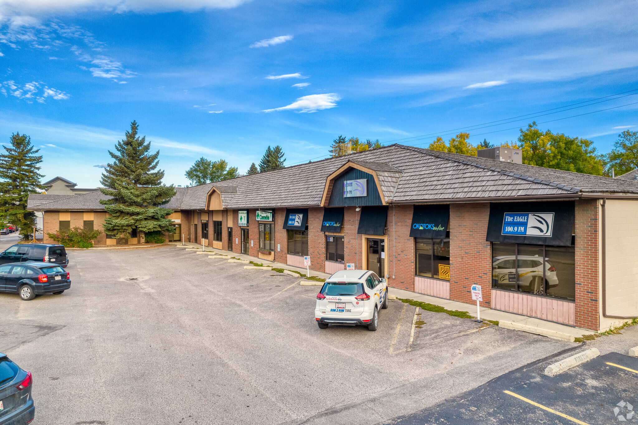 22 Elizabeth St, Okotoks, AB for sale Primary Photo- Image 1 of 1