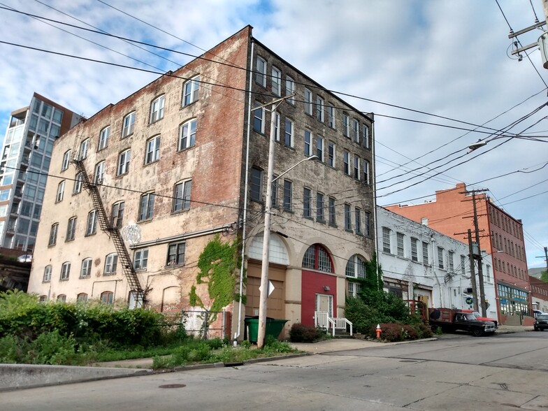 2206 Superior Via, Cleveland, OH for lease - Building Photo - Image 1 of 3