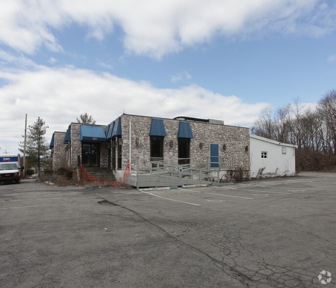 121 Parker Ave, Poughkeepsie, NY 12601