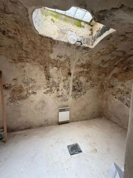 Retail in Paris for lease - Interior Photo - Image 3 of 3