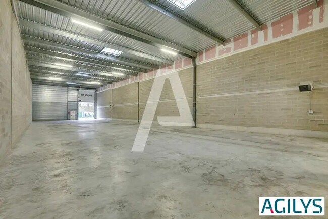 Location Entrepôt 717 m²