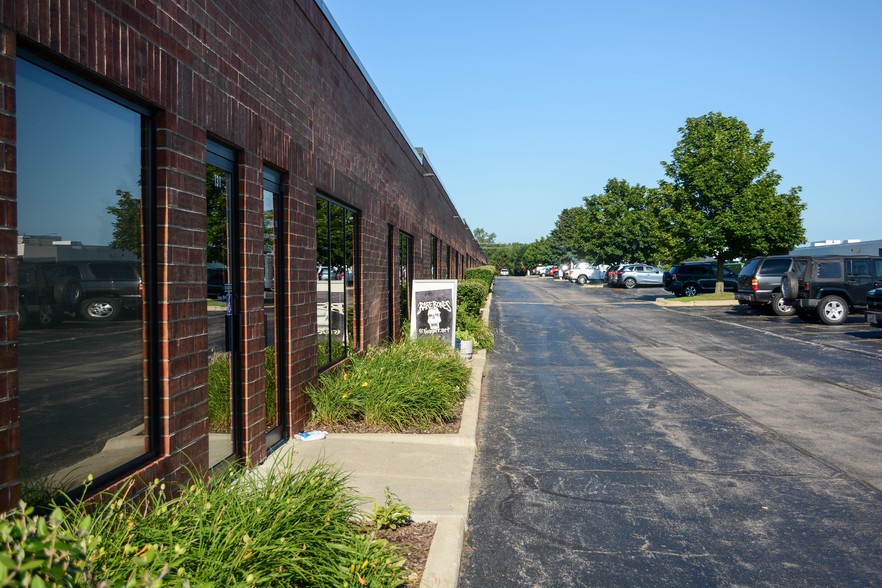 111 Erick St, Crystal Lake, IL for lease - Building Photo - Image 3 of 6