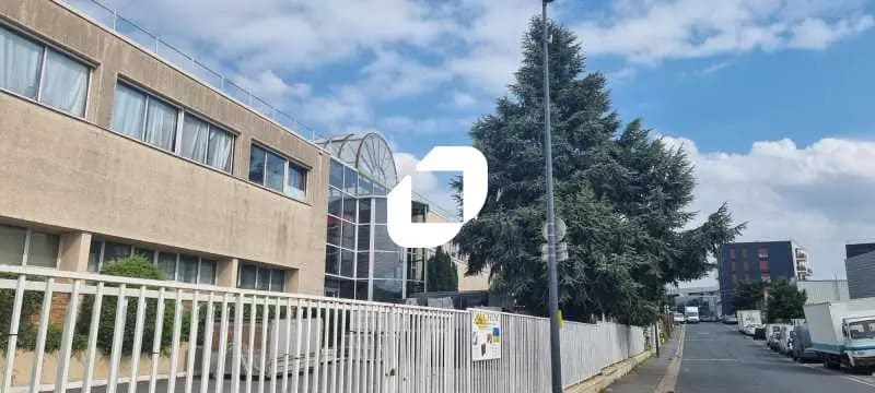 Flex in Montreuil for lease - Building Photo - Image 1 of 10