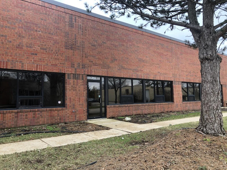 737 Hastings Dr, Buffalo Grove, IL for lease - Building Photo - Image 1 of 1