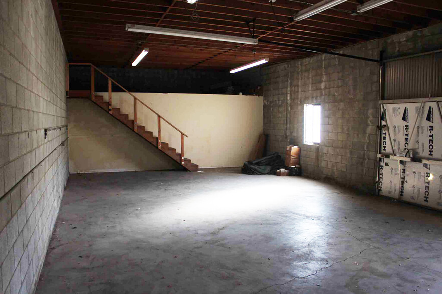 17725 Rhoda St, Encino, CA for lease - Building Photo - Image 3 of 11