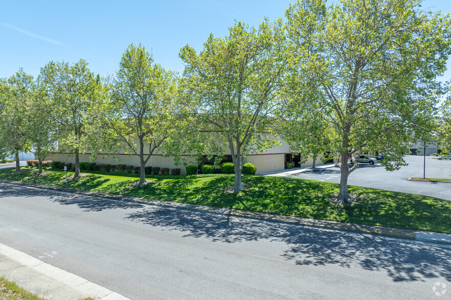 910 Striker Ave, Sacramento, CA for lease - Building Photo - Image 3 of 12