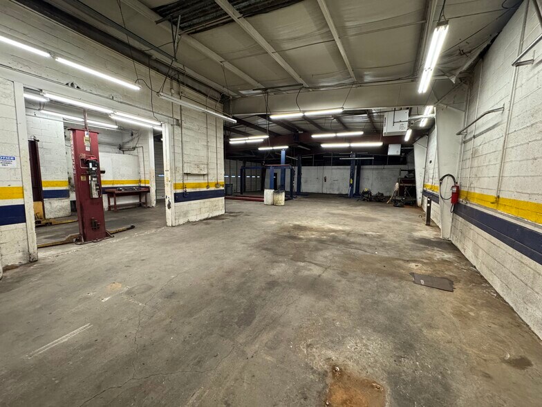 3372 Dogwood Dr, Atlanta, GA for sale - Building Photo - Image 3 of 9