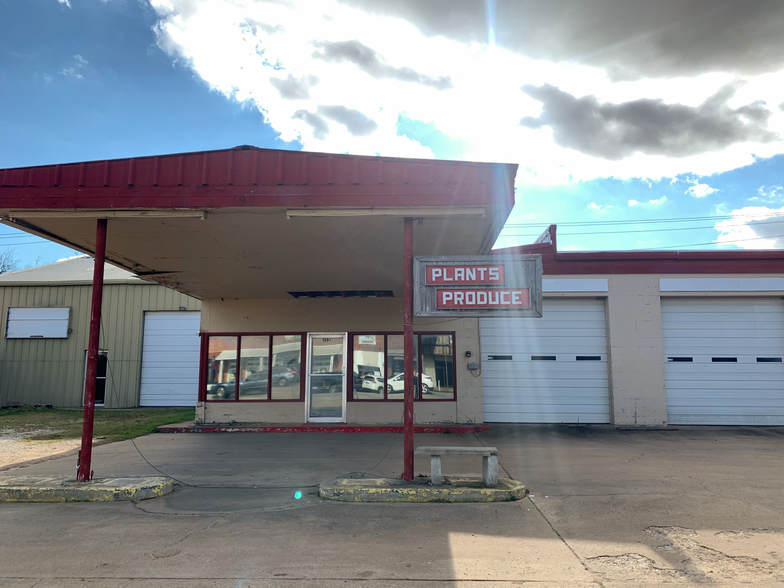 129 W McCart St, Krum, TX for lease - Building Photo - Image 2 of 11