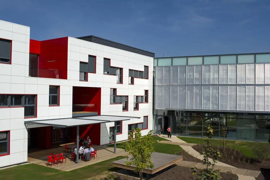 Flex in Dardilly for lease - Building Photo - Image 3 of 13