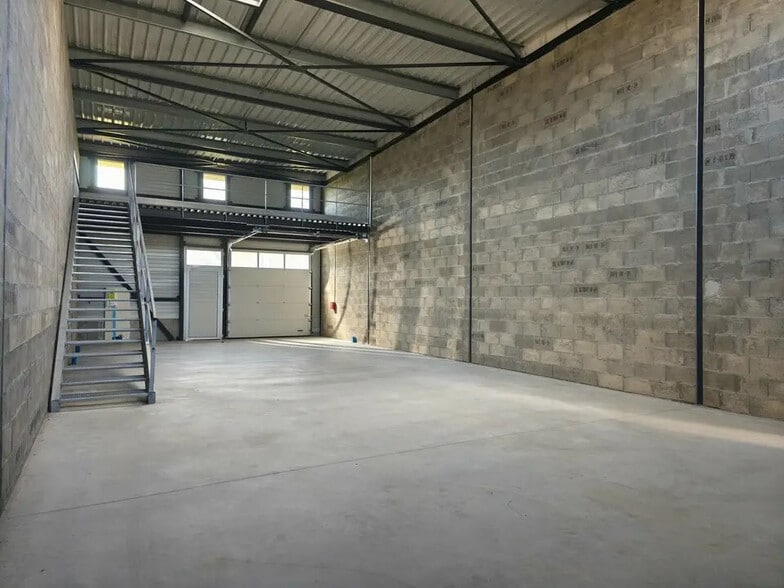 Flex in Ustaritz for sale - Building Photo - Image 2 of 5