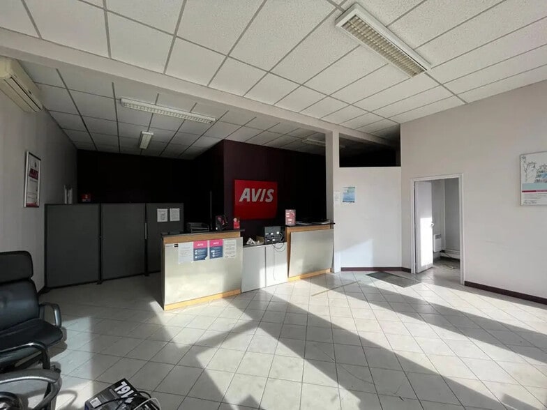 Flex in Roanne for lease - Interior Photo - Image 2 of 5