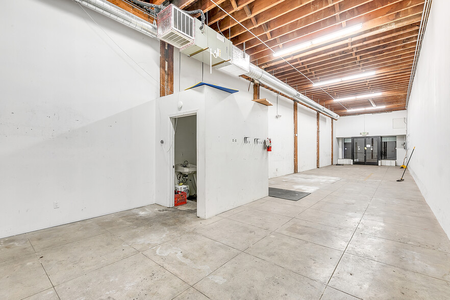 823 S Los Angeles St, Los Angeles, CA for lease - Interior Photo - Image 2 of 42