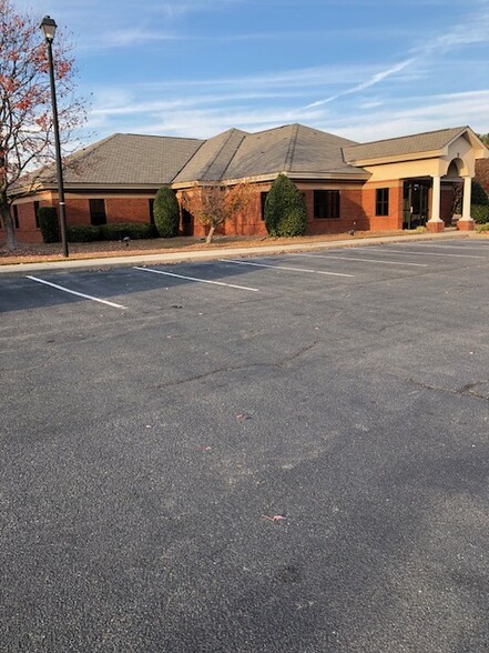 2450 Emerald Pl, Greenville, NC for lease - Building Photo - Image 2 of 22