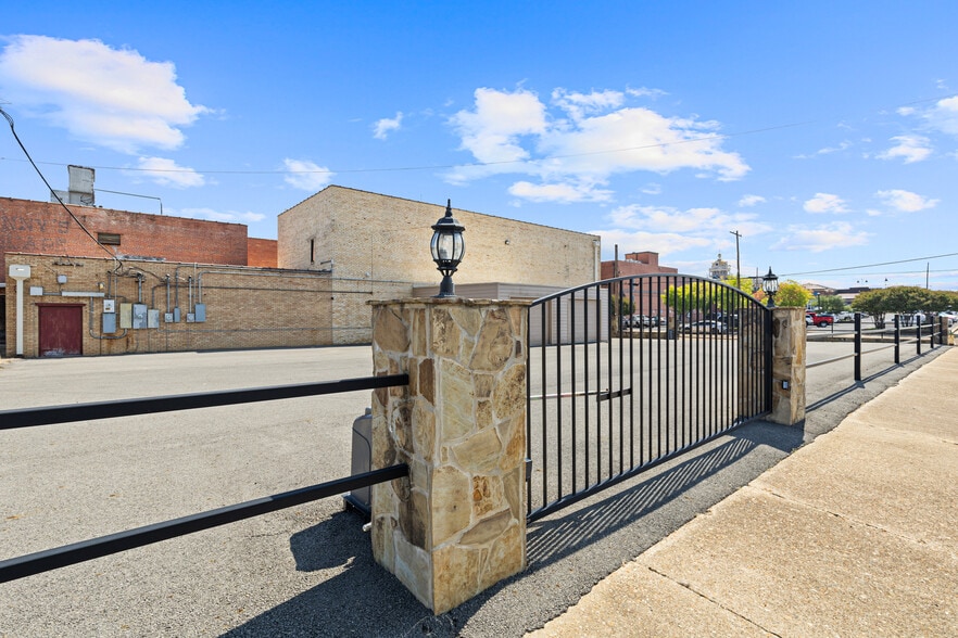 107 W Rusk St, Marshall, TX for sale - Building Photo - Image 3 of 33