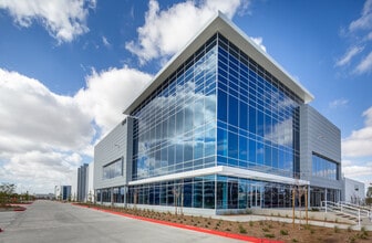洋書 Retail Location A MicroScale Perspective 5757 Plaza Dr, Cypress, CA 90630 - Goodman Commerce Center