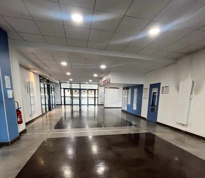 Office in Montigny-le-Bretonneux for sale - Lobby - Image 2 of 12