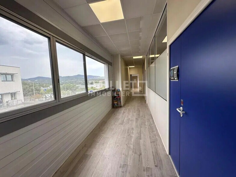 Office in Fréjus for lease - Interior Photo - Image 2 of 7