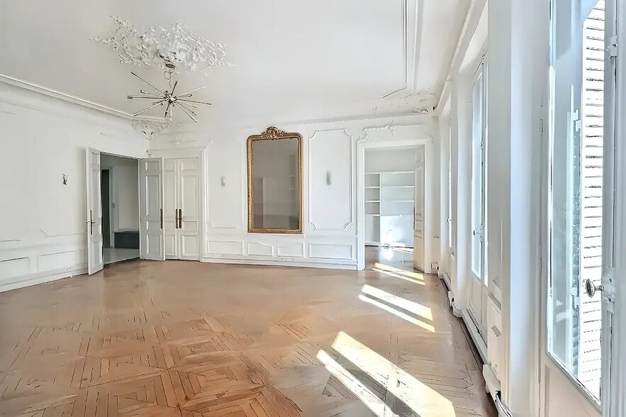 Office in Paris for lease - Building Photo - Image 3 of 12