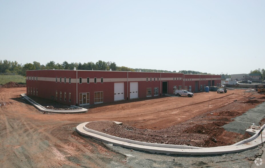 10381 Central Park Dr, Manassas, VA for lease - Building Photo - Image 2 of 3