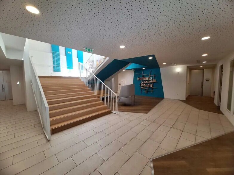 Office in Pessac for lease - Building Photo - Image 2 of 17