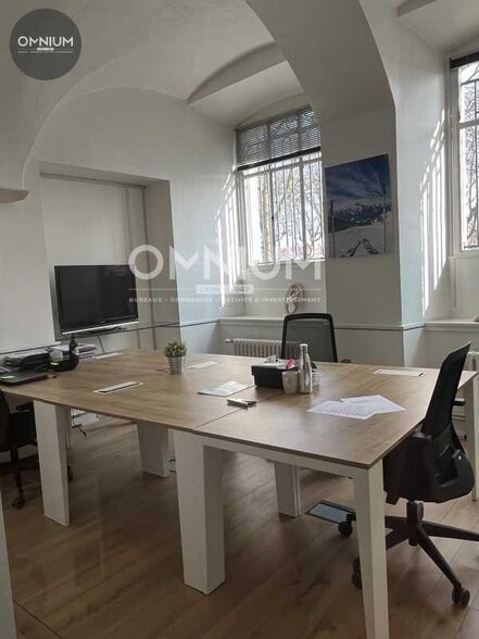 Office in Lyon for lease - Interior Photo - Image 3 of 13