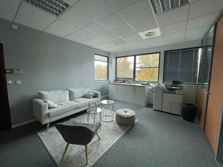 Office in Limonest for sale - Interior Photo - Image 1 of 7