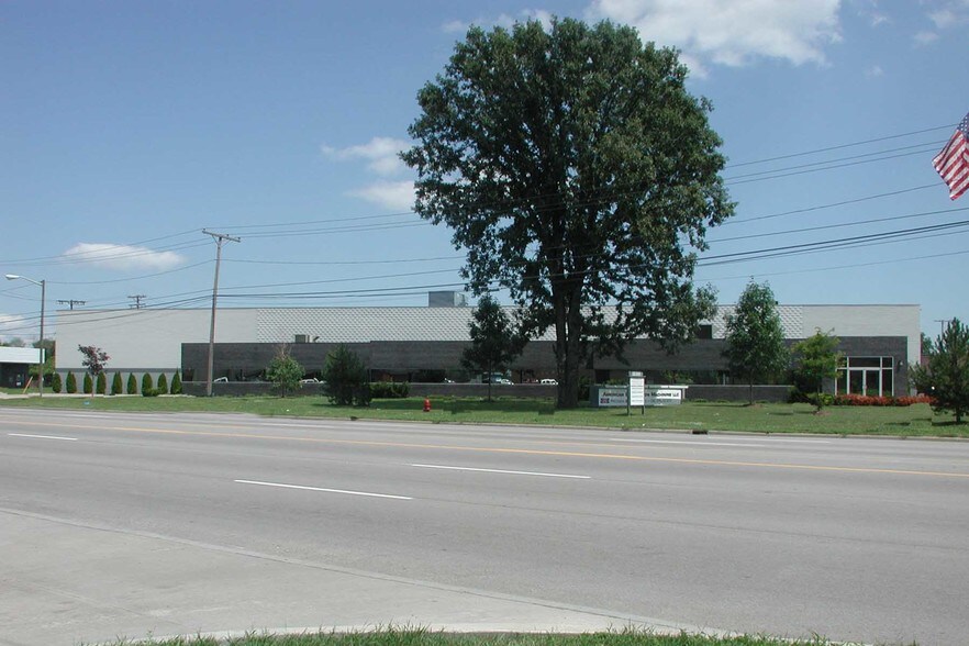 32100 Groesbeck Hwy, Fraser, MI for sale - Building Photo - Image 1 of 1