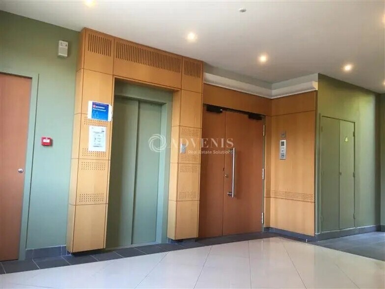 Office in Montigny-le-Bretonneux for sale - Lobby - Image 2 of 5