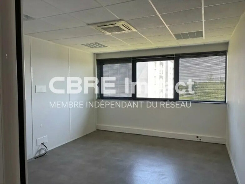 Office in Reims for lease - Building Photo - Image 3 of 8