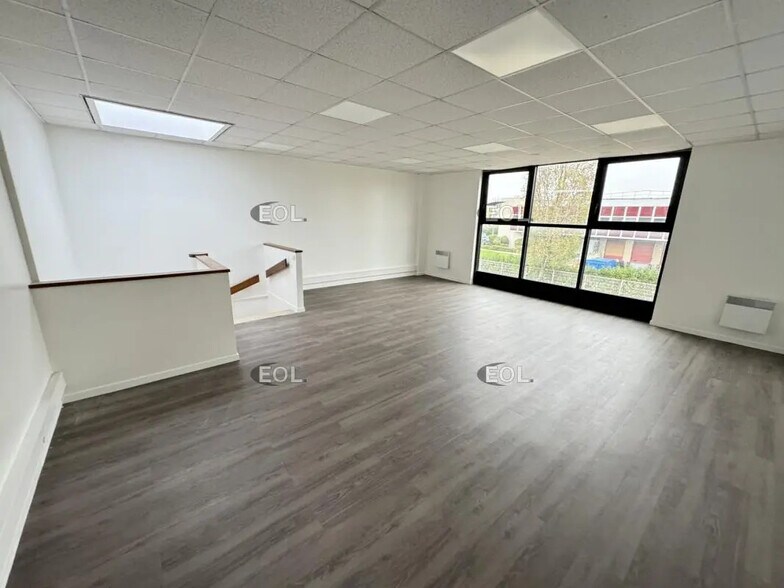 Flex in Coignières for lease - Interior Photo - Image 1 of 11