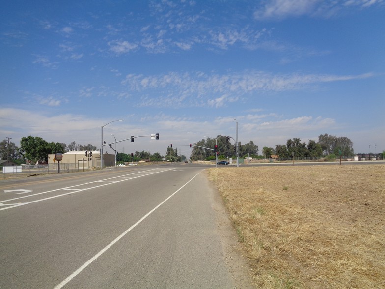 7212 E Kings Canyon Rd, Fresno, CA for lease - Primary Photo - Image 3 of 13