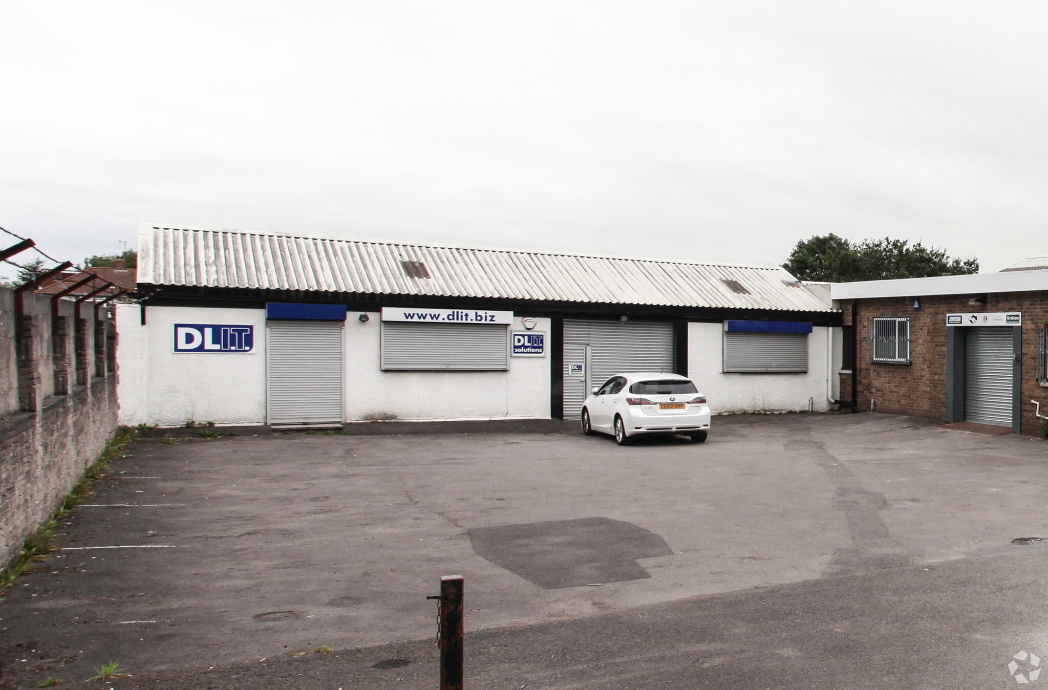 571 Southmead Rd, Bristol for sale Primary Photo- Image 1 of 1