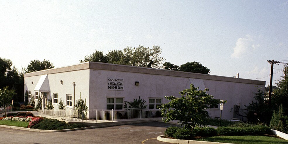 615 Winters Ave, Paramus, NJ for sale - Building Photo - Image 1 of 1