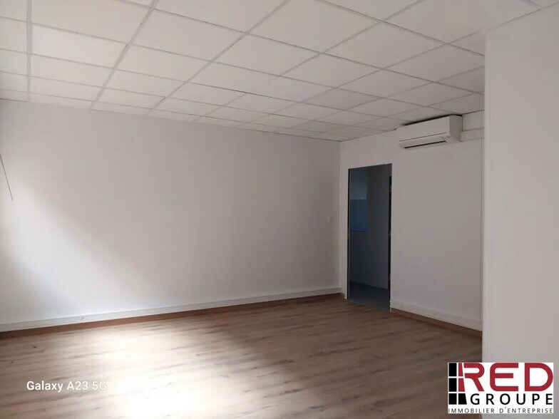 Office in Vitrolles for lease - Building Photo - Image 2 of 6