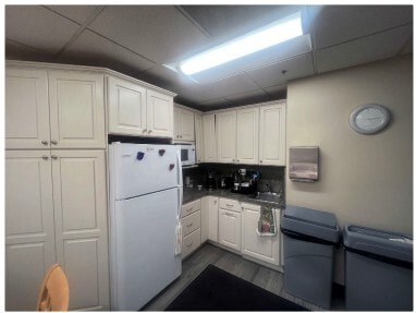 595 Barclay Cir, Rochester Hills, MI for sale - Interior Photo - Image 3 of 5