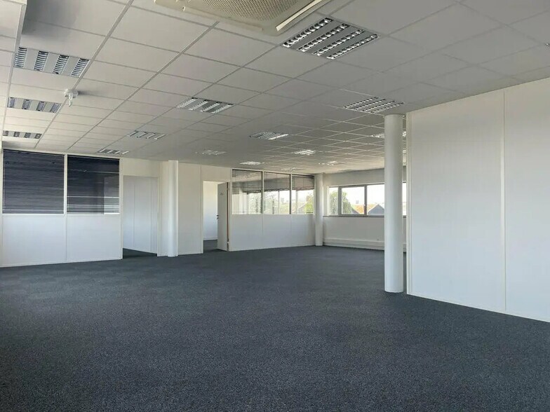 Office in Le Havre for lease - Interior Photo - Image 2 of 11