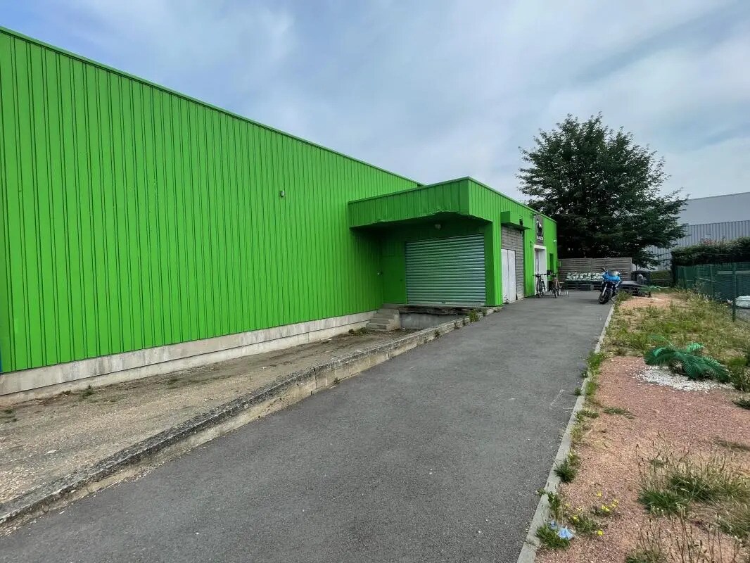 Flex in Val-de-Reuil for lease Building Photo- Image 1 of 6